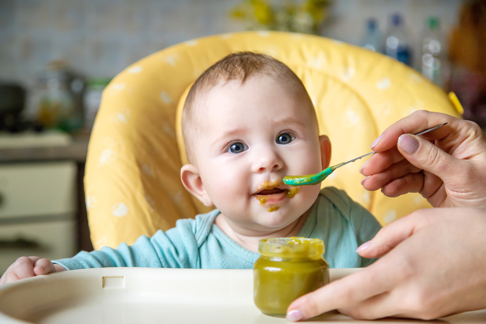 Bambino che mangia una pappa di verdure