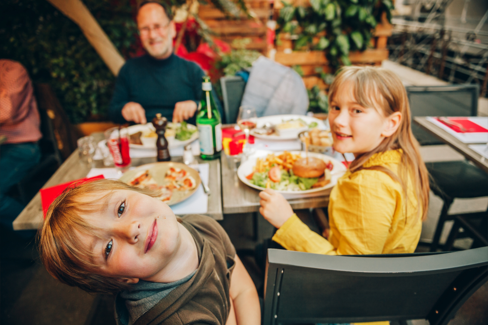 Bambini sorridenti al tavolo di un ristorante