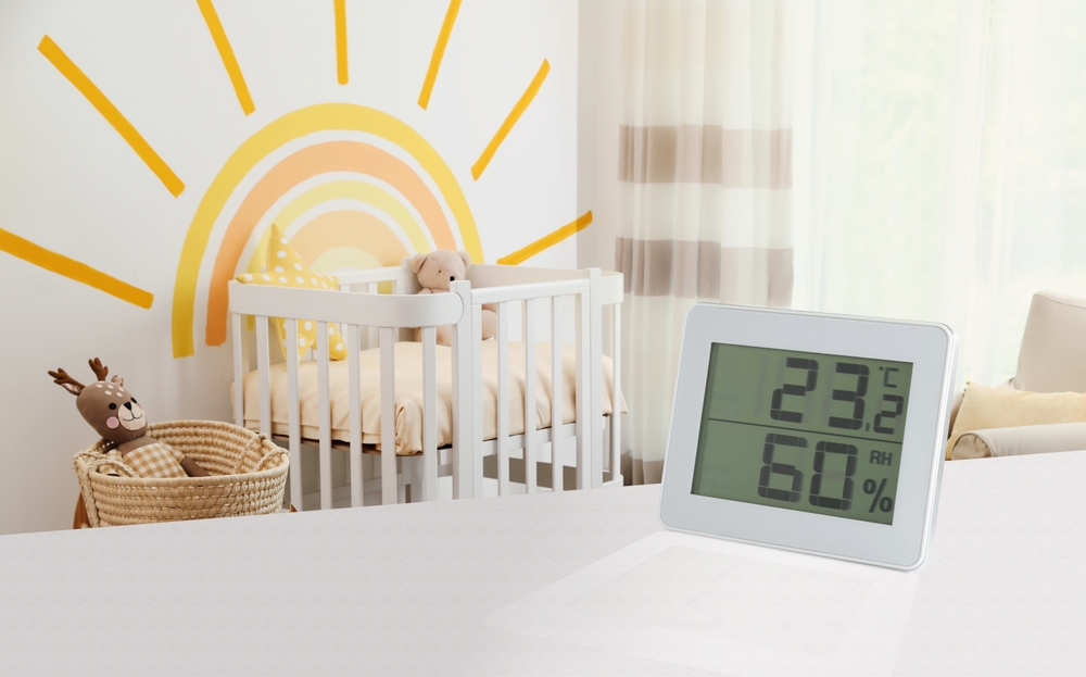 Camera del neonato con termometro che misura temperatura e umidità