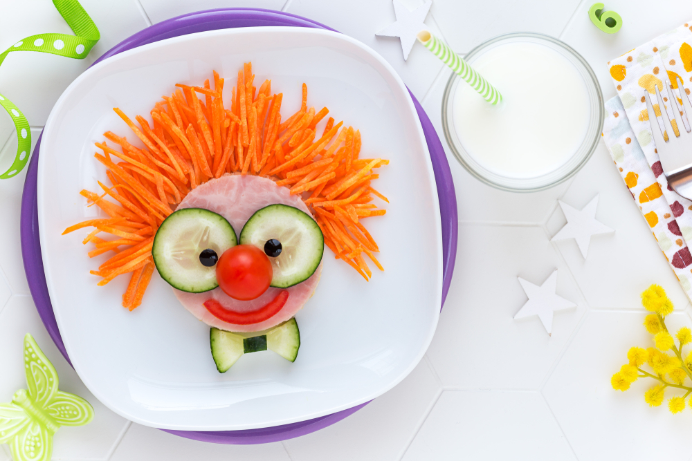 Piatto di verdure creativo e divertente per i bambini
