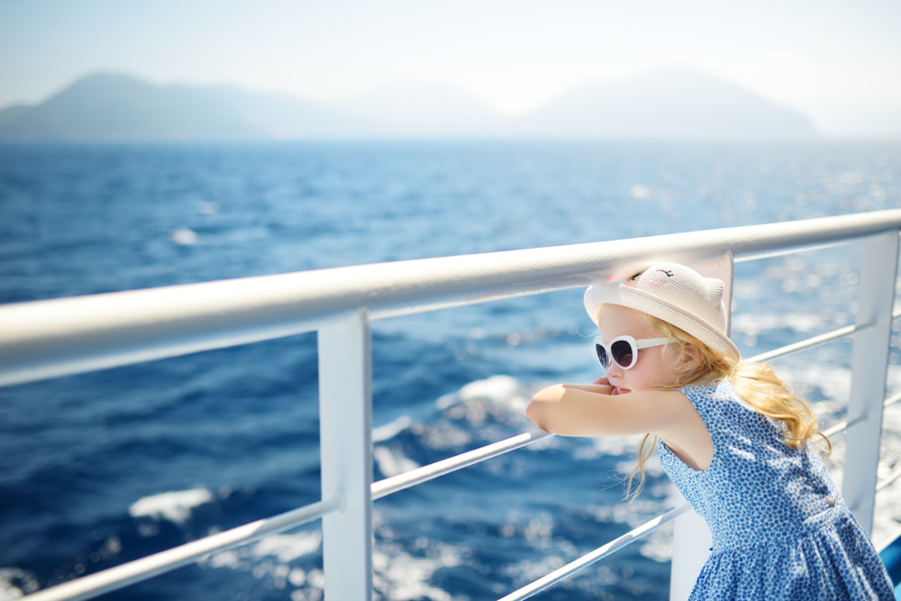 Bambina che viaggia serenamente in nave