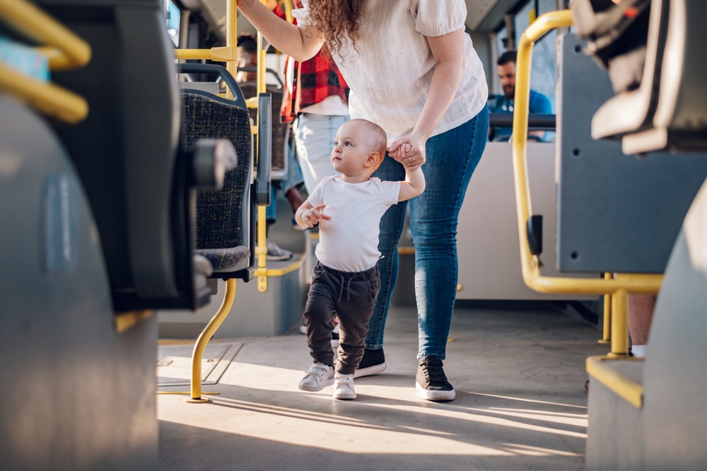 Bambino grandicello che viaggia con la mamma in autobus