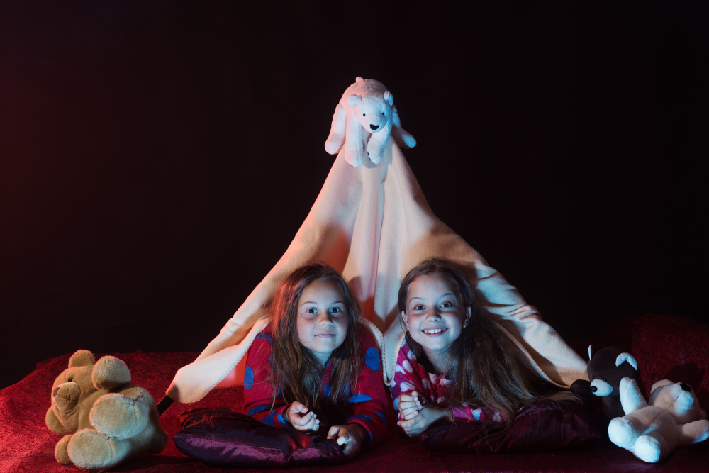 Bambine che si divertono a un pigiama party in una tenda improvvisata