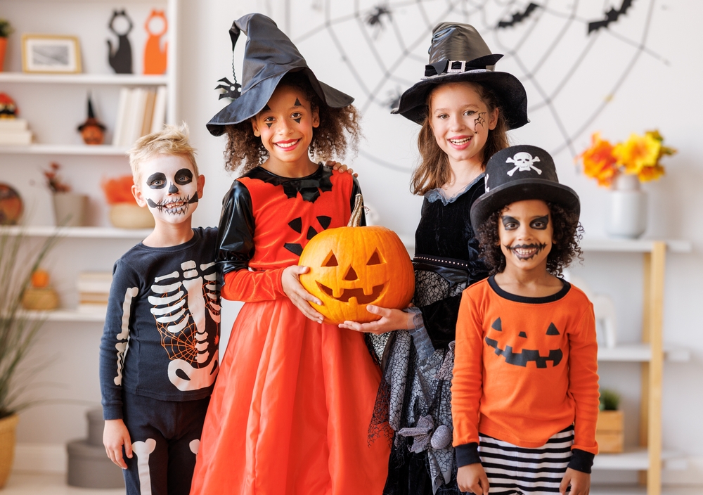 Bambini allegri a una festa in costume di Halloween