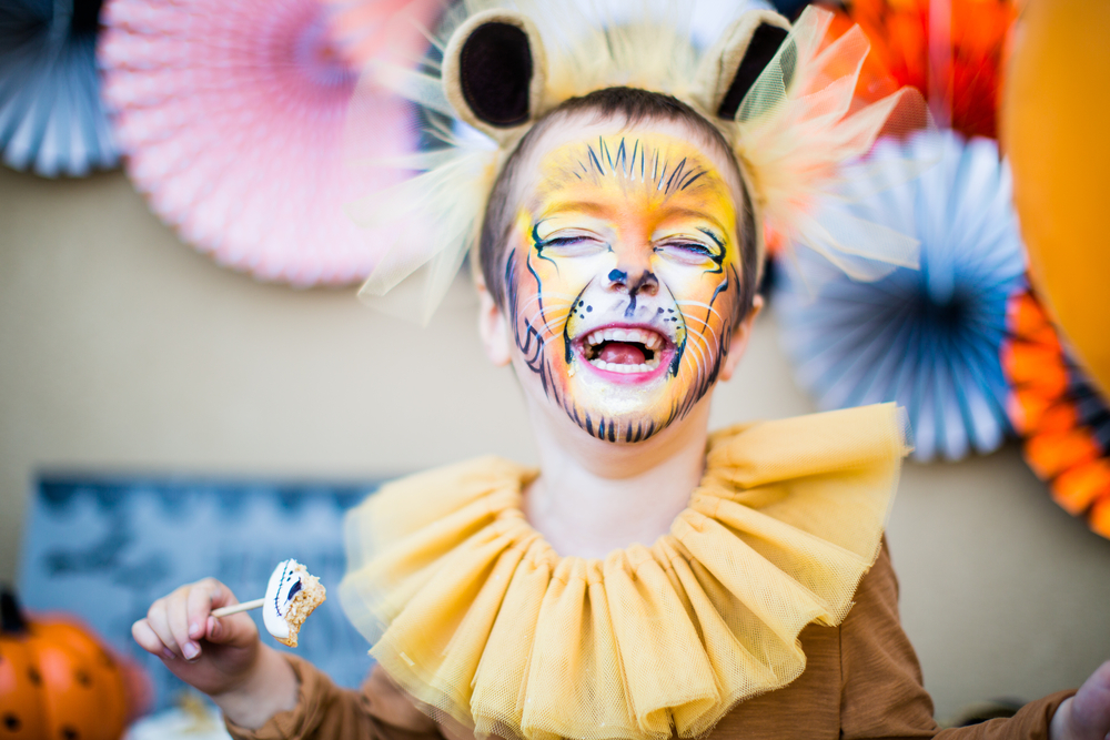 Bambino sorridente travestito da leone a una festa a tema carnevale