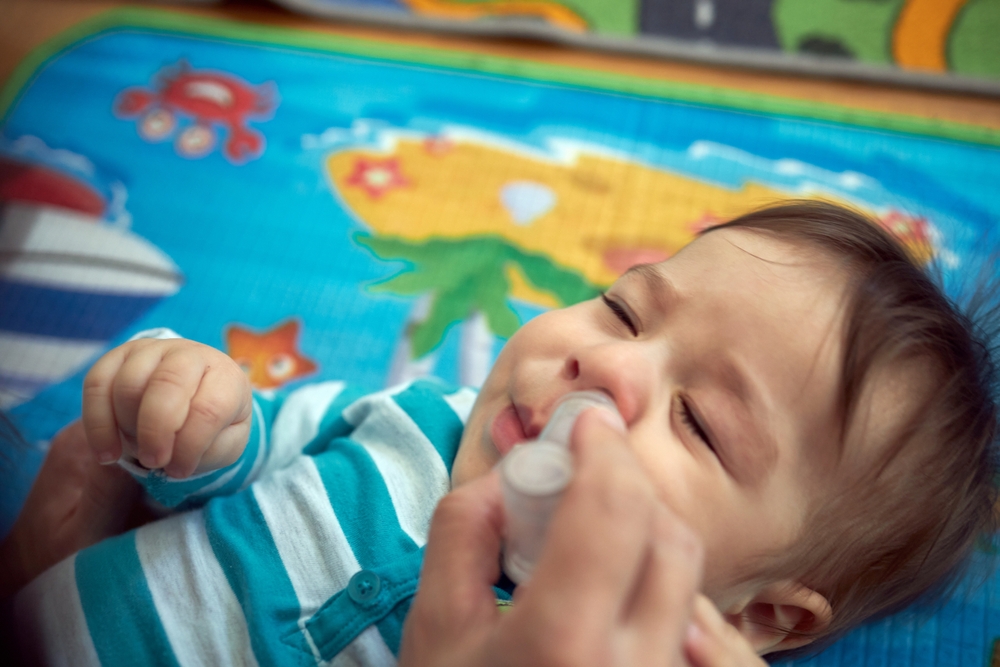 Lavaggio nasale al neonato eseguito dalla madre