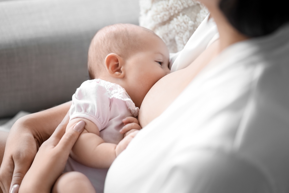 Madre che allatta il suo bambino