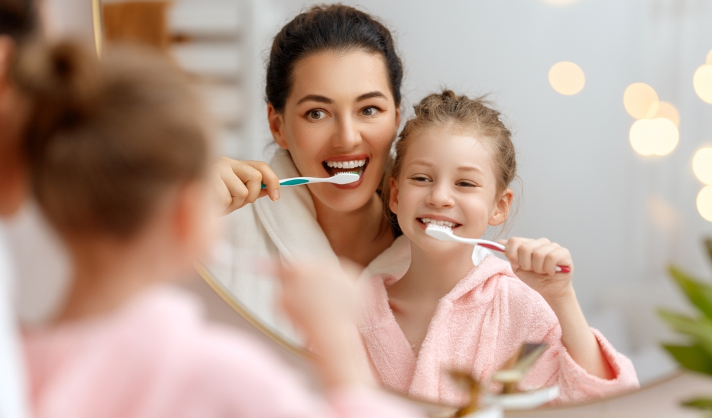 Madre e bambina che si lavano i denti
